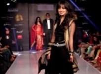 sana-khans-moves-on-the-ramp