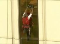 french-spiderman-alain-robert-climbs-galaxy-macau-tower