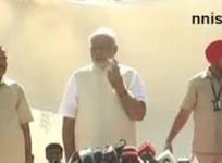 with-party-symbol-in-hand-on-poll-day-modi-miffs-congress