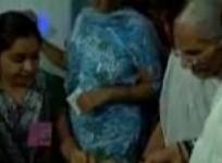 narendra-modis-mother-travels-in-auto-to-cast-her-ballot