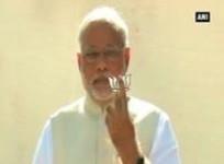 political-storm-over-modis-controversial-selfie-flashing-party-symbol