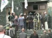 donetsk-prosecutors-office-seized-by-pro-russian-crowd