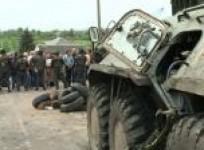 local-crowd-confront-soldiers-in-eastern-ukraine