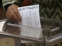 A voter casts a ballot during a referendum in the eastern Ukrainian city of Slaviansk (Reuters)