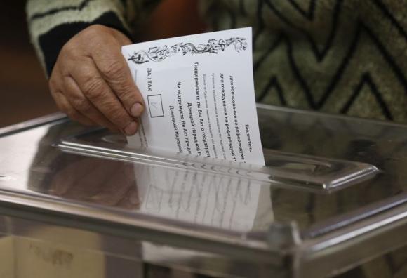 A voter casts a ballot during a referendum in the eastern Ukrainian city of Slaviansk (Reuters)