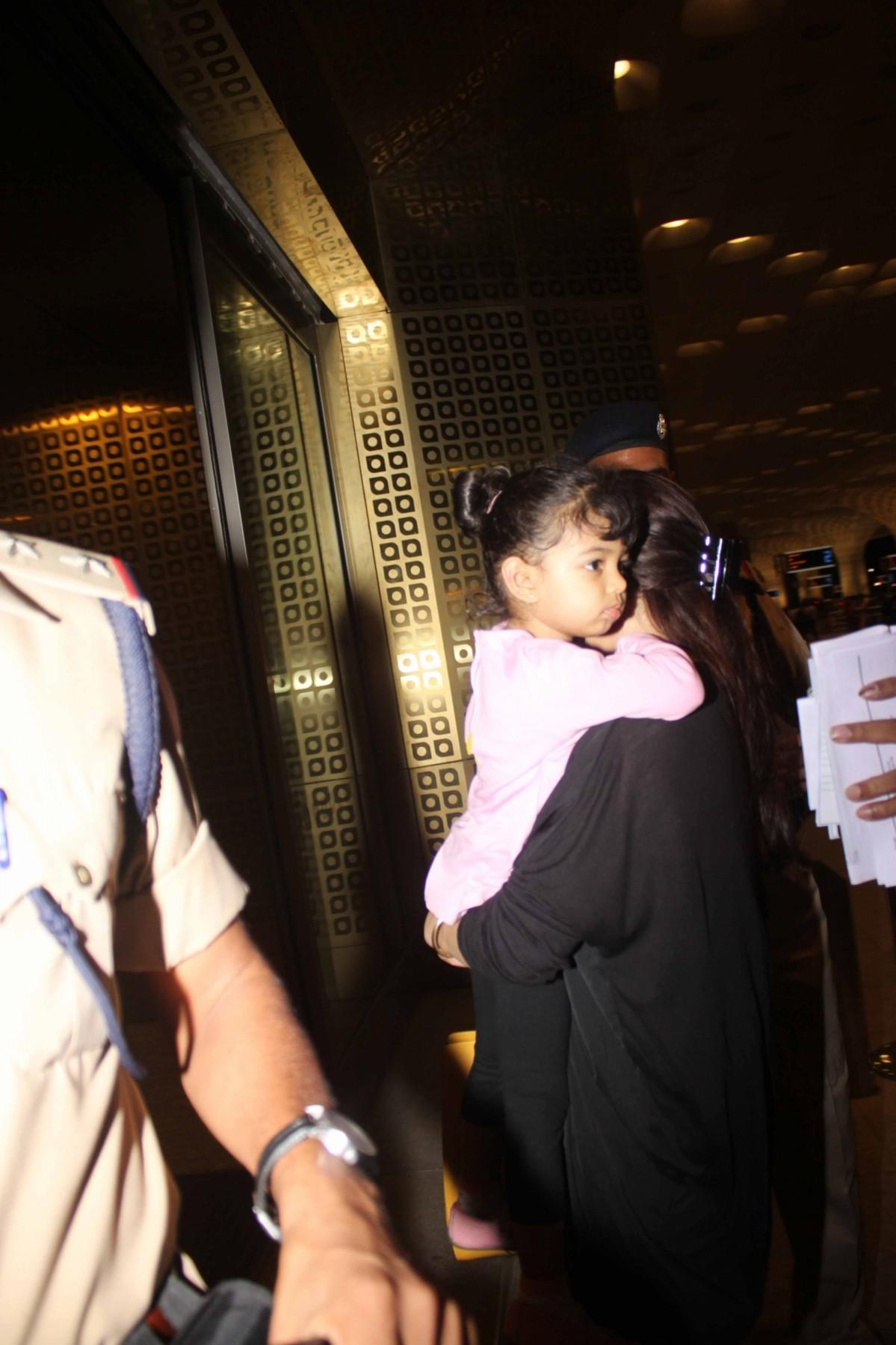 Aishwarya carries daughter Aaradhya at Mumbai Airport Aishwarya Rai Bachchan