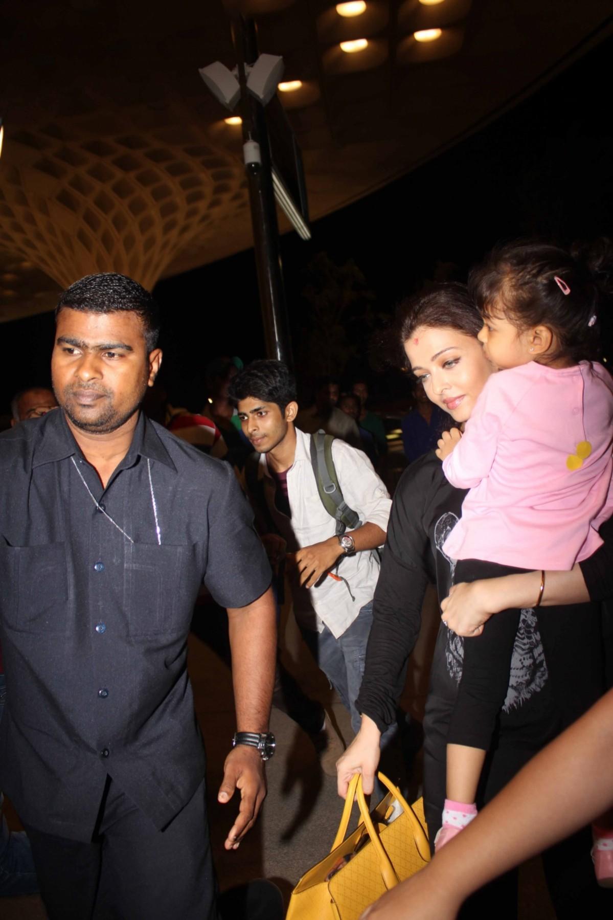 Aishwarya Rai Bachchan makes way with Aaradhya in her lap Aishwarya Rai Bachchan