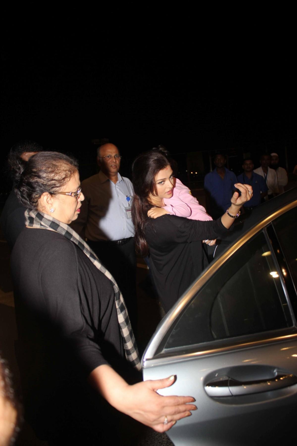 Aishwarya Rai Bachchan carries Aaradhya as her mother, Brinda looks on at Mumbai Airport Aishwarya Rai Bachchan