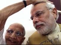 Narendra Modi 's selfie with mother has now gone viral.