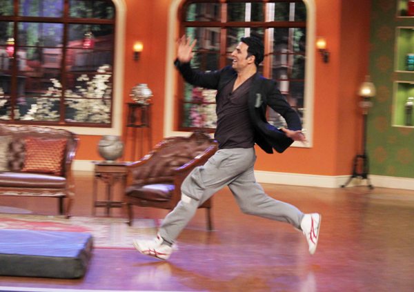Akshay Kumar Promote 'Holiday' on Comedy Night with Kapil