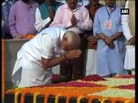 modi-pays-homage-to-mahatma-gandhi-at-rajghat