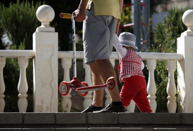 A new study has found a direct link between exposure to excess stress and infertility in men. Dad and kid