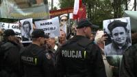 hundreds-jeer-at-burial-of-polands-last-communist-leader