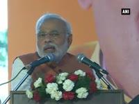 pm-modi-meets-bjp-workers-at-party-headquarters-appreciates-their-work-during-polls