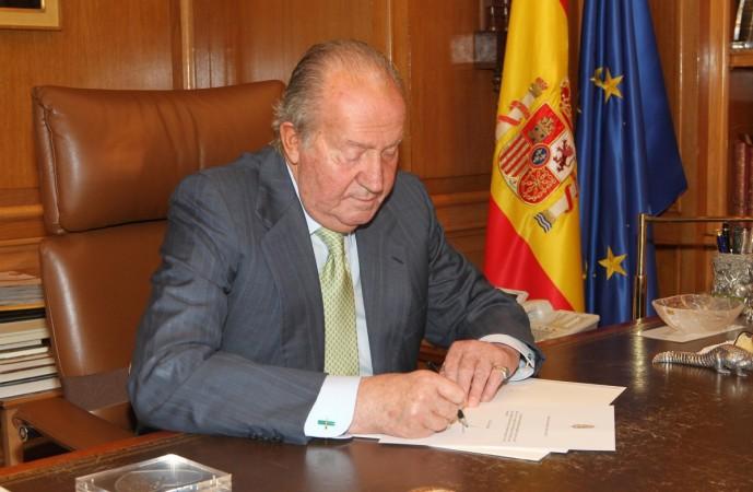 Spain's King Juan Carlos I signs his abdication at the Zarzuela Palace Spain's King Juan Carlos signs his abdication at the Zarzuela Palace