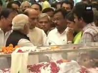 pm-narendra-modi-pays-tribute-to-gopinath-munde