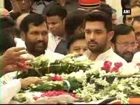 politicos-pay-tribute-to-gopinath-munde