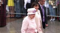 queen-elizabeth-ii-visits-htel-de-ville-in-paris