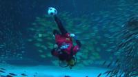s-korean-diver-plays-football-in-aquarium