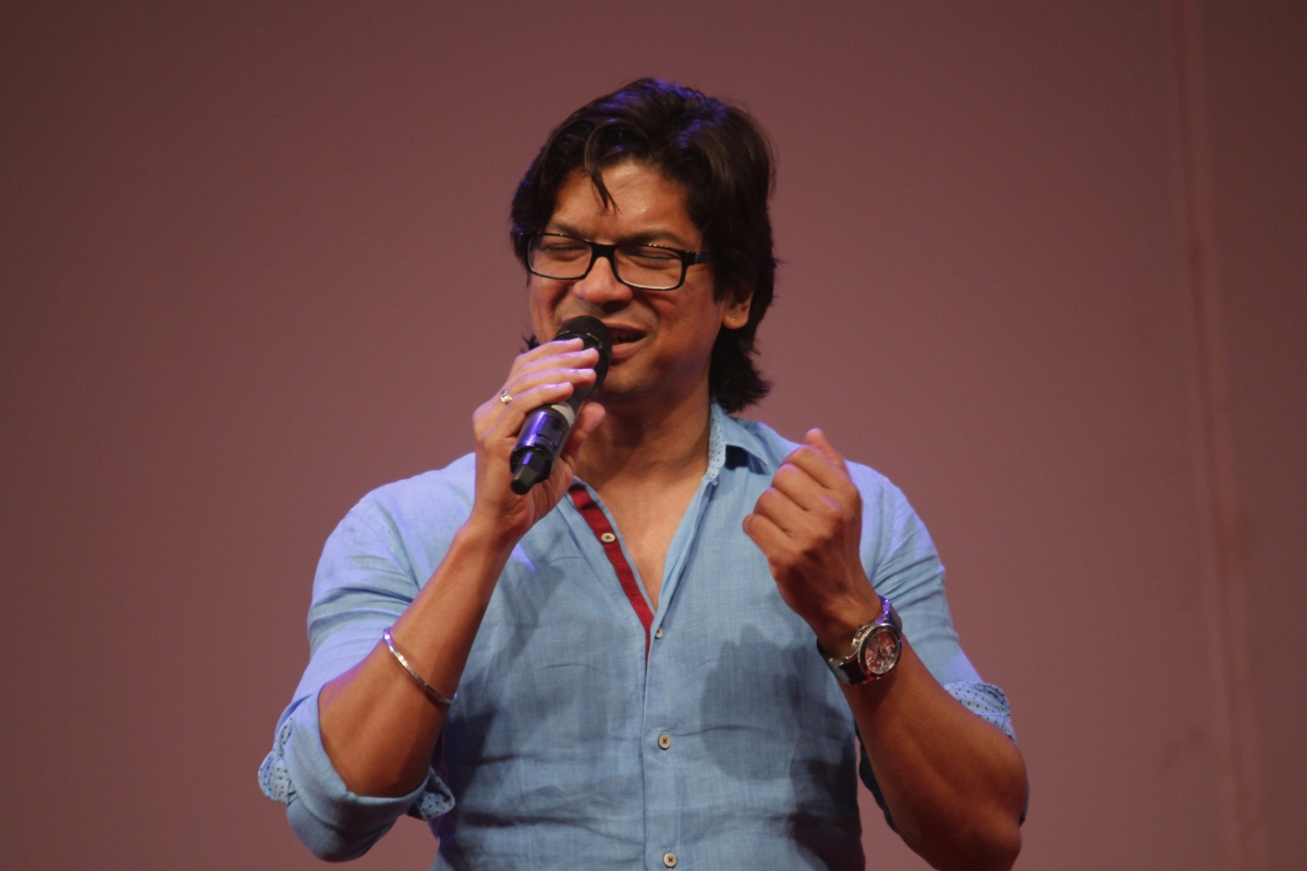 Singer Shaan performing at the book launch Dilip Kumar's autobiography