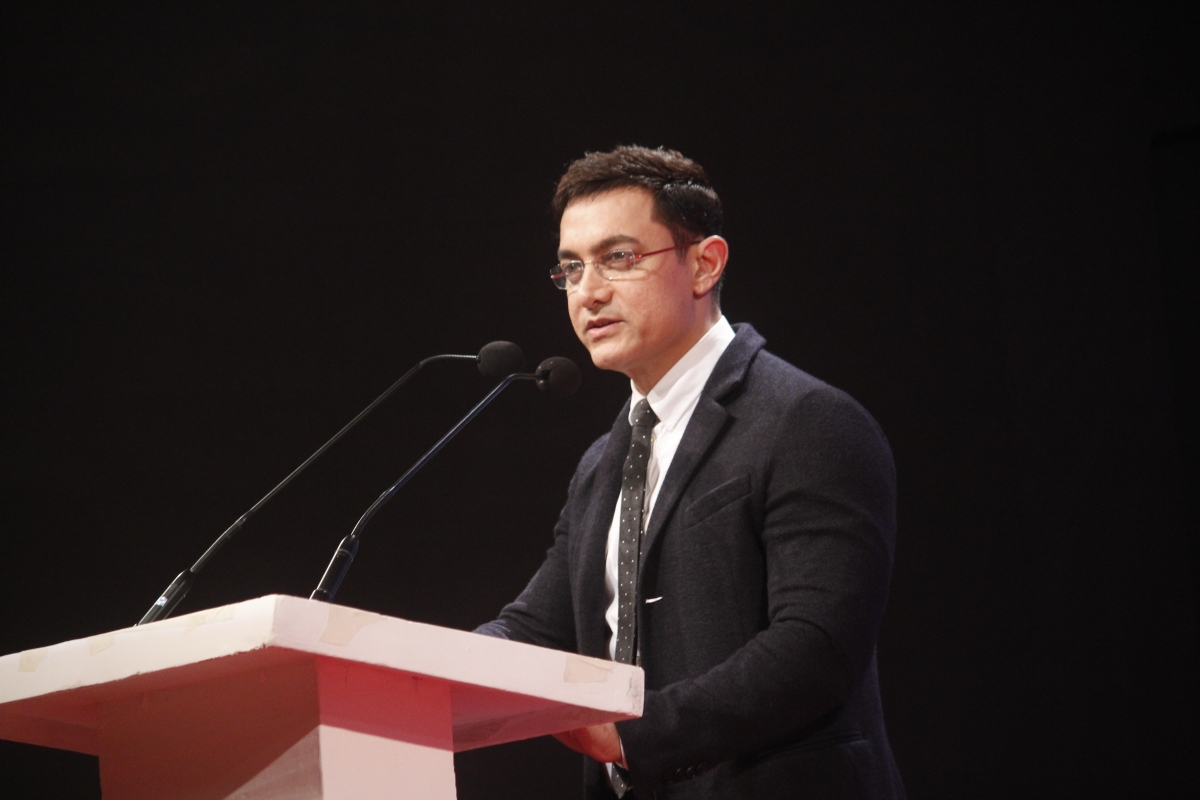 Aamir Khan reciting a poem which was written by Prasoon Joshi for the occasion Dilip Kumar's autobiography