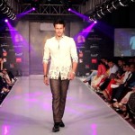 rajneesh-duggal-walks-the-ramp-at-ifw