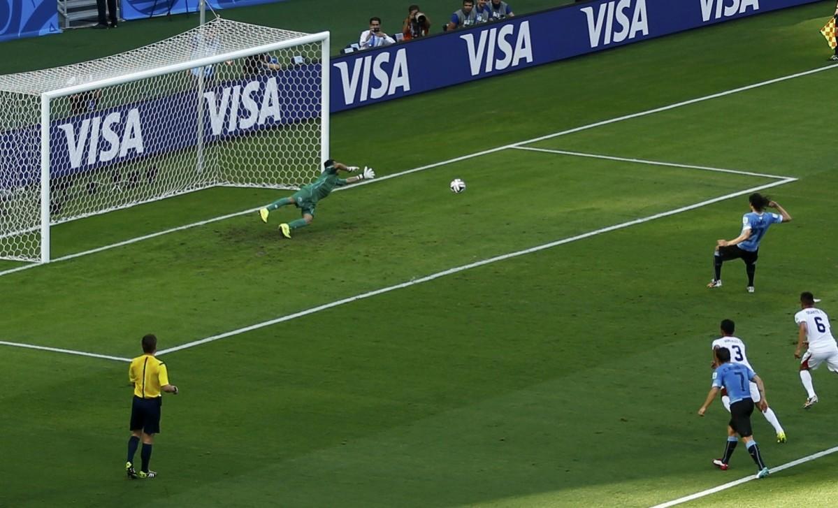 Uruguay's Cavani scores goal past Costa Rica's Navas Uruguay v Costa Rica