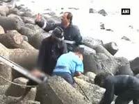 high-tide-leaves-one-dead-in-mumbais-marine-drive-one-rescued