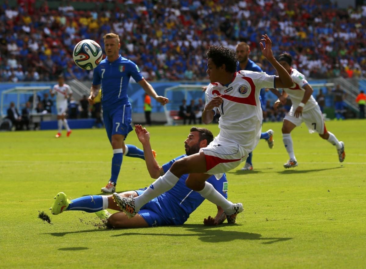 Costa Rica's Tejeda fights for the ball with Italy's Barzagli during their 2014 World Cup Group D soccer match at the Pernambuco arena in Recife Italy vs Costa Rica