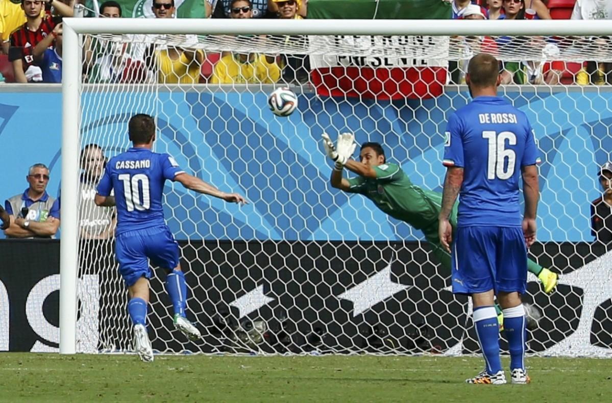 Costa Rica's goalkeeper Keilor Navas saves a free kick attempt by Italy's Andrea Pirlo (not pictured) as Italy's Antonio Cassano and Daniele De Rossi watch during their 2014 World Cup Group D soccer match at the Pernambuco arena in Recife Italy vs Costa Rica