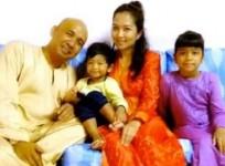 Zaharie Ahmad Shah, the captain of the missing Malaysia Airlines flight with his wife and daughters.