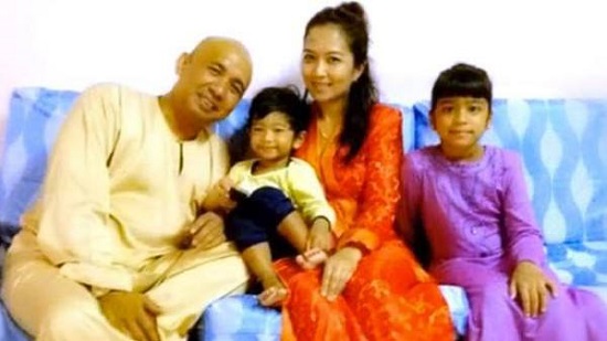 Zaharie Ahmad Shah, the captain of the missing Malaysia Airlines flight with his wife and daughters.