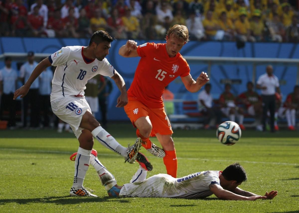 Chile's Jara fights for the ball with Kuyt of the Netherlands beside his teammate Beausejour during their 2014 World Cup Group B match at the Corinthians arena in Sao Paulo Netherlands v Chile