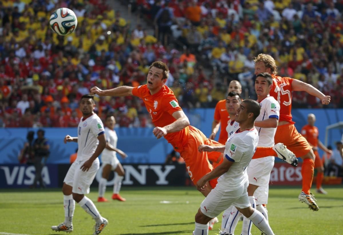 FIFA World Cup 2014 Highlights: Netherlands Top Group B after Late Win