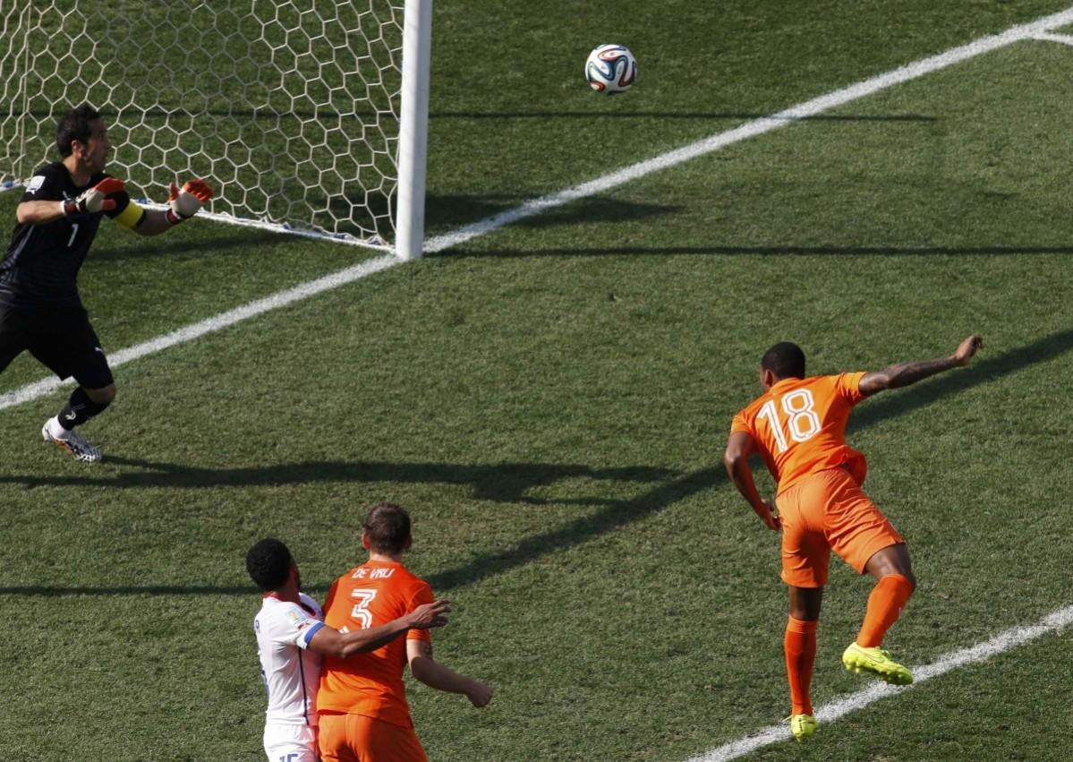 Fer of the Netherlands scores against Chile's Bravo during their 2014 World Cup Group B match at the Corinthians arena in Sao Paulo Netherlands v Chile