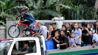 roasted-pigs-parade-in-filipino-village-for-religious-fest