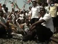 congress-leaders-protest-in-nagpur-demand-complete-roll-back-of-hiked-train-fares