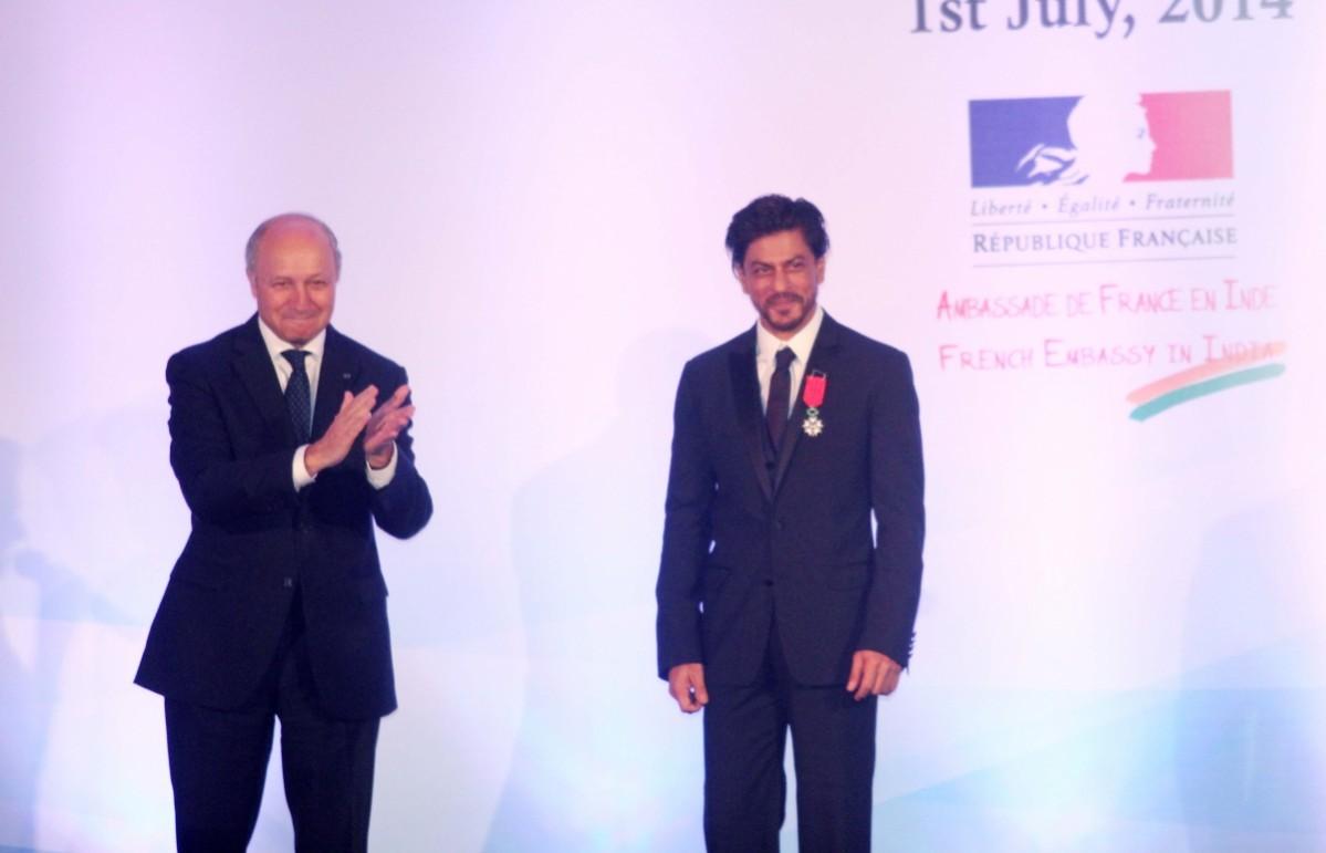 French Foreign Minister Laurent Fabius and Shah Rukh Khan at the award ceremony in Mumbai Shah Rukh Khan