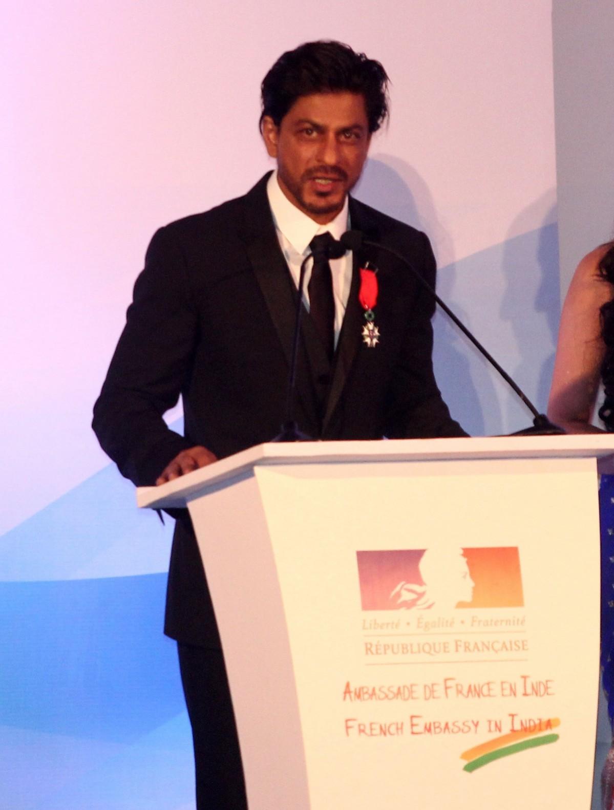 Shah Rukh Khan giving speech after receiving Shah Rukh Khan