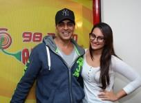 Akshay Kumar's Bond with Sonakshi Sinha Upsets Wife Twinkle?