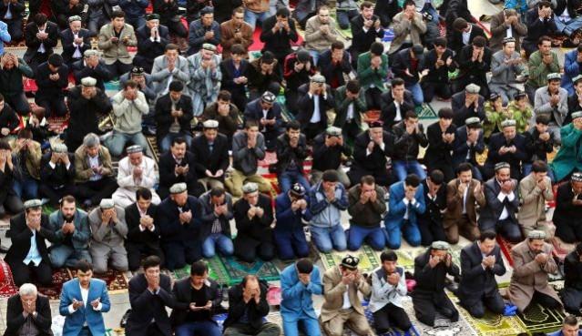 Muslims pray at a mosque in Xinjiang region Muslims pray at a mosque in Xinjiang region