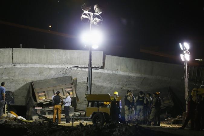 Vehicles are trapped underneath bridge that collapsed while under construction in Belo Horizonte Vehicles are trapped underneath bridge that collapsed while under construction in Belo Horizonte