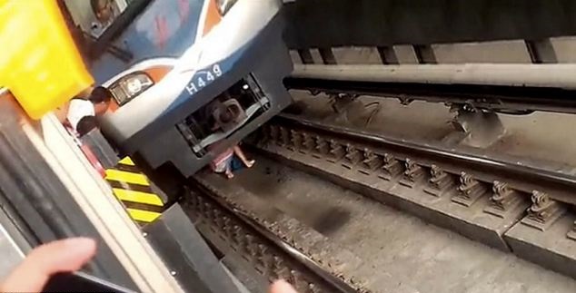 Pregnant Chinese woman falls under train track,escapes unhurt