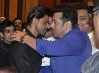 Salman and Shah Rukh Hugging Each Other at Baba Siddiqui's Iftar Party.
