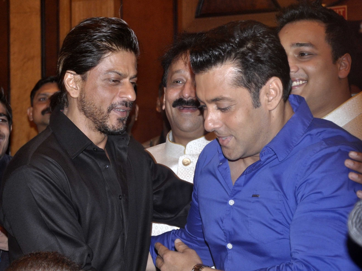 Shah Rukh and Salman Khan at Baba Siddiqui's Iftar Party Shah Rukh and Salman Khan at Baba Siddiqui's Iftar Party