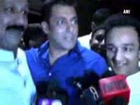 ramadan-spirit-at-iftar-party-prompts-bollywood-superstars-shahrukh-and-salman-to-hug-it-out