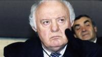 visitors-come-to-shevardnadzes-home-to-pay-respects