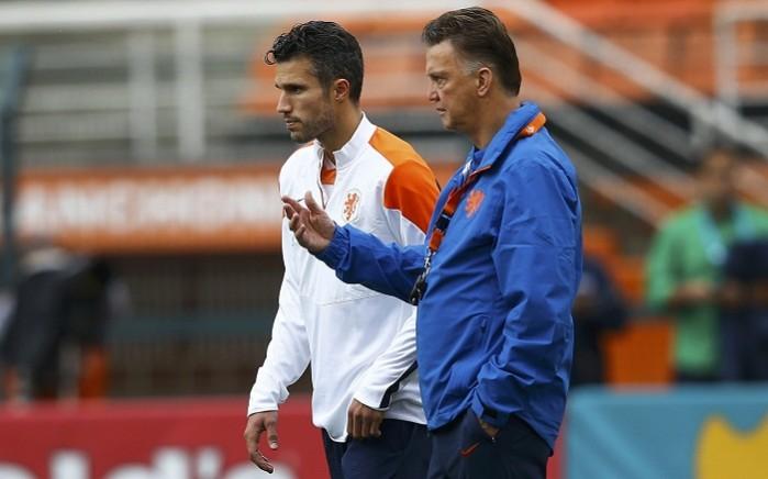 Robin van Persie and coach Louis van Gaal talk to each other during a training session. Robin van Persie