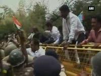 police-use-mild-lathicharge-and-water-cannons-against-congress-protesters-in-indore