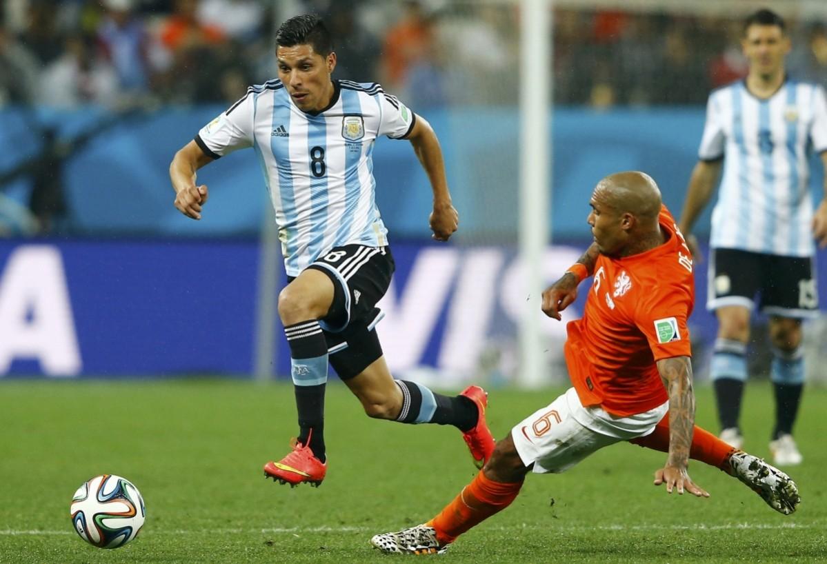 Argentina's Perez fights for the ball with de Jong of the Netherlands during their 2014 World Cup semi-finals at the Corinthians arena in Sao Paulo Netherlands vs Argentina